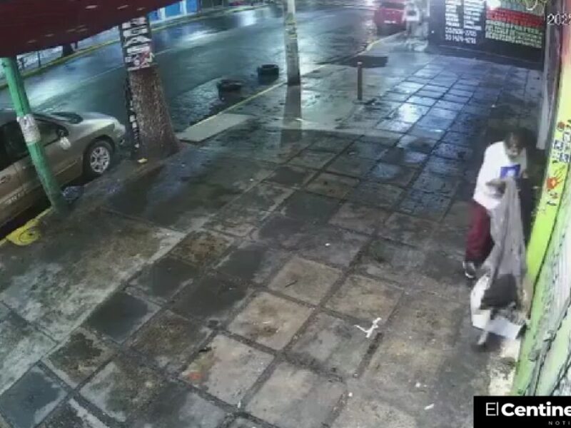 Sin compasión: hombre roba la cobija de un perrito bajo la lluvia en Iztapalapa (VIDEO)