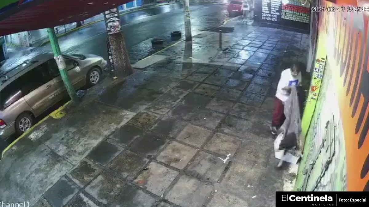 Sin compasión: hombre roba la cobija de un perrito bajo la lluvia en Iztapalapa (VIDEO)