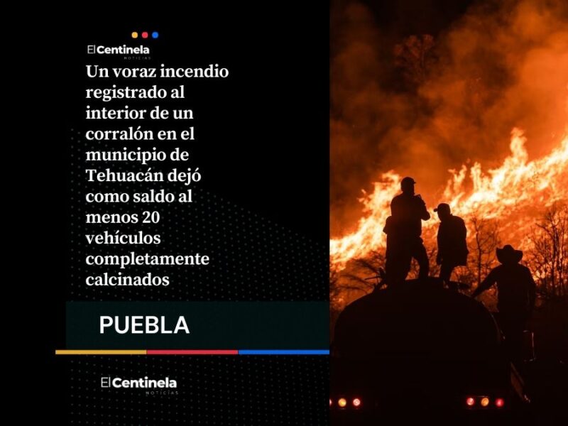 Fuerte incendio en corralón de Tehuacán consume 20 vehículos y provoca movilización