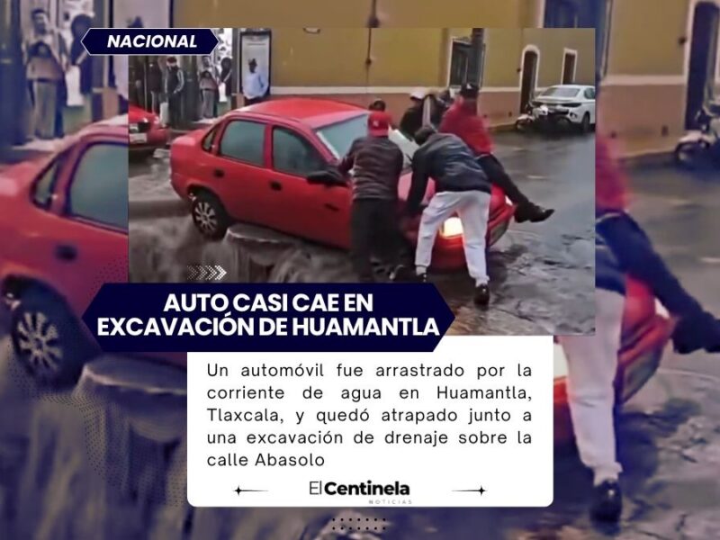 Auto es arrastrado por la lluvia y casi cae en una excavación en Huamantla, Tlaxcala