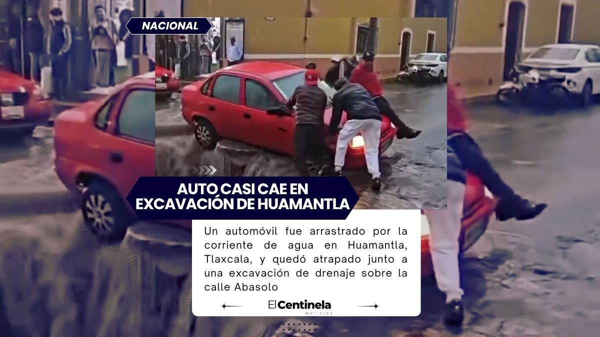 Auto es arrastrado por la lluvia y casi cae en una excavación en Huamantla, Tlaxcala