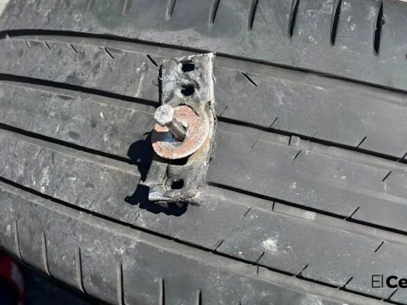 Crisis en la Puebla-Orizaba: Ponchallantas dejan varados a 25 vehículos y un autobús AU