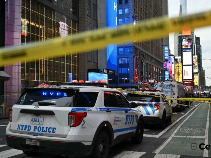 Mujer muere tras ser baleada por policías después de acuchillar a dos personas en Times Square