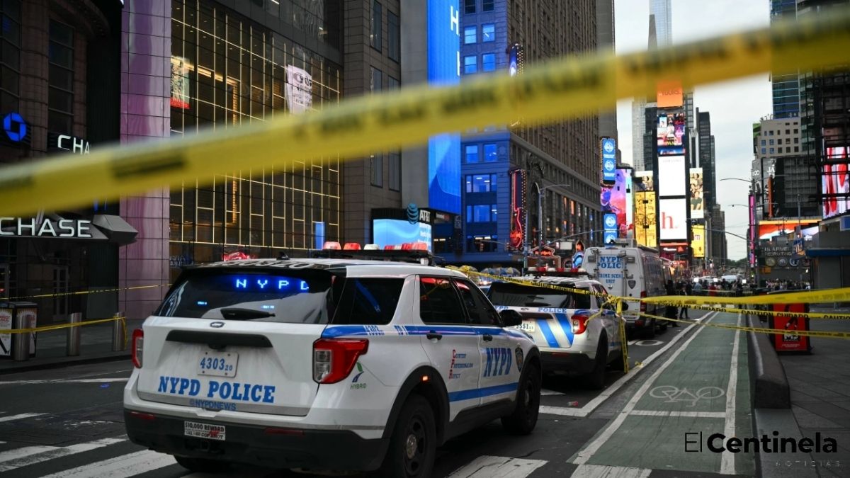 Mujer muere tras ser baleada por policías después de acuchillar a dos personas en Times Square